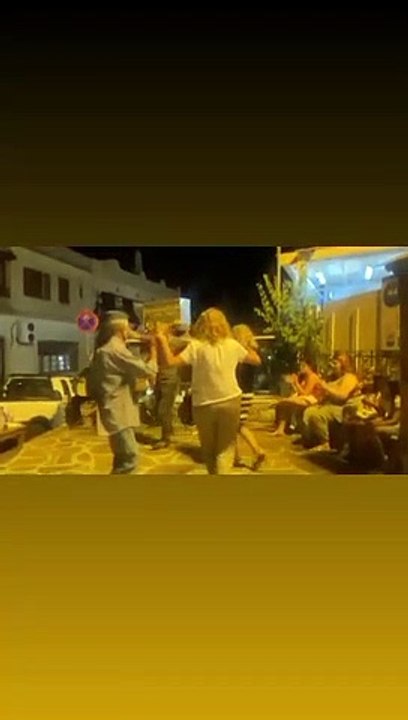Δεινή χορεύτρια η Νικολούλη! Έσυρε πρώτη τον χο...