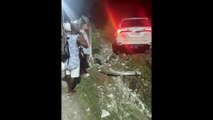 Mulher perde controle de carro e colide em muro de arame farpado na Avenida Paralela, em Salvador