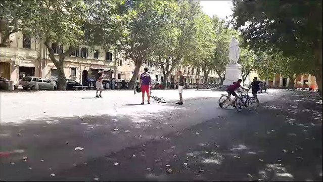 Livorno, rissa in piazza XX Settembre / Video