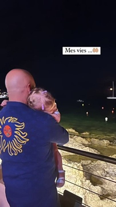Vitaa a publié une vidéo de son mari Hicham Bendaoud avec leur fille Noa durant leurs vacances. Août 2023.