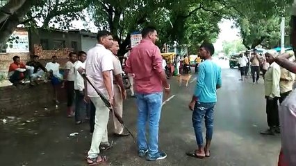 दिनदहाड़े हुई चौराहे पर फायरिंग, राहगीर और दुकानदारों में मचा हड़कंप....देखें वीडियो