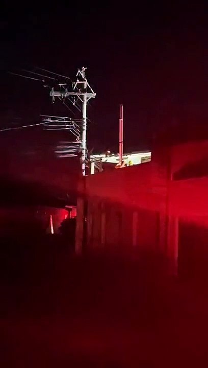 Homem passa mais de 12 horas em cima de poste para fugir da PM