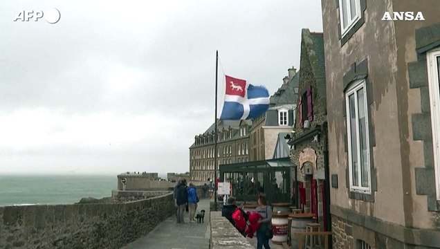 La tempesta Patricia spazza la Francia, venti e mareggiate a Saint-Malo