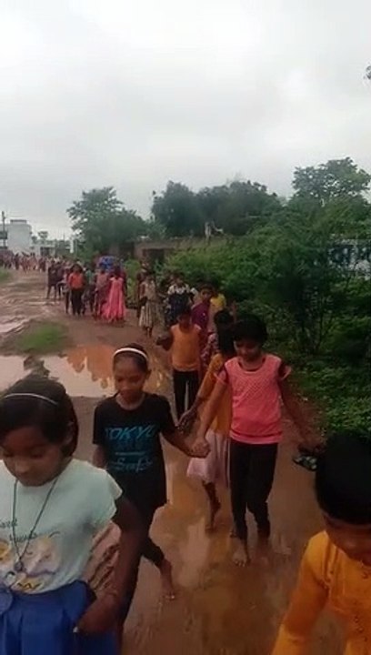 गल्र्स हॉस्टल जाने वाली सडक़ गड्ढे और कीचड़़ में...