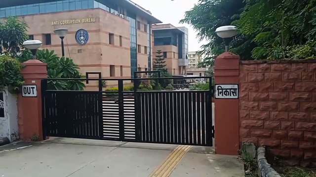 देखें वीडियो : गिरफ्तार महापौर पति से पूछताछ के दौरान एसीबी के मुख्य प्रवेश व निकास द्वार रखे गए बंद