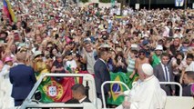 Pope draws 200,000 pilgrims to Portugal's Fatima shrine