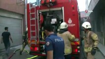Kadıköy'de 3 katlı bir iş merkezinde yangın çıktı. Çevre ilçelerden çok sayıda itfaiye ekibi sevk edildi. Yangına müdahale devam ediyor.