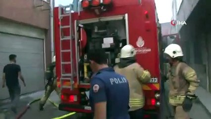 Un incendie s'est déclaré dans un centre d'affaires de 3 étages à Kadıköy. Un grand nombre de pompiers ont été dépêchés des quartiers environnants. La lutte contre les incendies se poursuit.