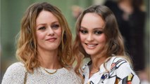 GALA VIDEO - “Un sentiment de normalité” : Lily-Rose Depp évoque l’éducation donnée par Vanessa Paradis et Johnny Depp