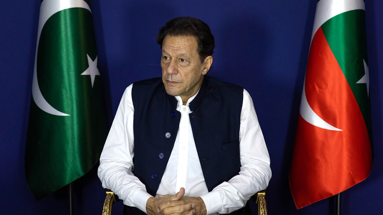 السلطات الباكستانية تحتجز عمران خان بعد الحكم ع...