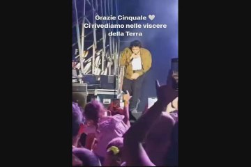 Tải video: Tananai, incidente al concerto: cantante cade dal palco - Video