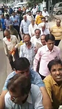 जयपुर में सस्ते टमाटर खत्म हुए तो संसार चंद रोड पर लोग इस तरह दौड़े गाड़ी के पीछे,,,देखें पूरा विडियो