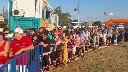 Queue pour manger de la pastèque à Tekirdag