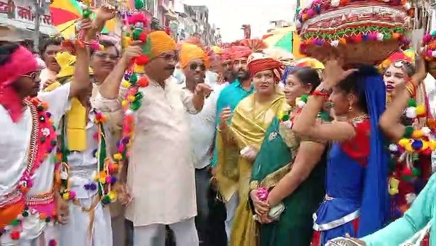 see video- मंत्री बजा रहे ढोल, नाच रहे विधायक