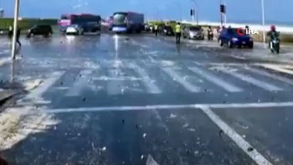 Une vague frappant la plage aux Maldives a entraîné des véhicules et des personnes