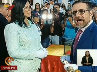 Gobernadora del estado Aragua recibe la réplica del Espadín del Brigadier Simón Bolívar