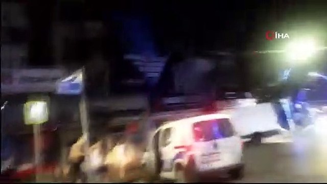 Kanlar İçindeki Şahıs Yön Levhasına Tekme Attı, Polis Otosundan Dışarıya Fırladı