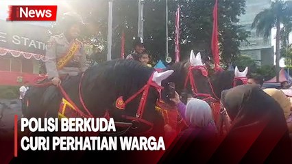 Polisi Berkuda Curi Perhati Warga di CFD Bundaran HI