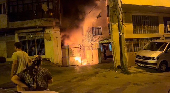 Bursa'da evin bahçesinde çıkan yangın, iş yerine sıçradı: 3 kişi dumandan etkilendi