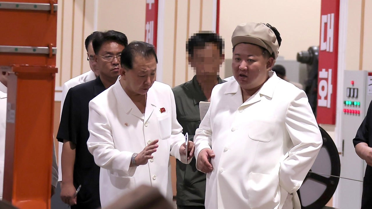 北 김정은, 을지연습 앞두고 군수공장 시찰 / YTN