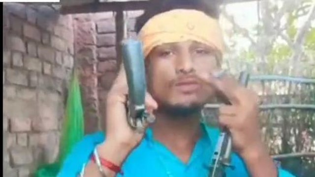 मुंह में सिगरेट और हाथ में देसी कट्टा युवक के इस अंदाज का वीडियो हुआ वायरल