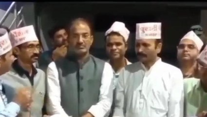 सागर: शिक्षक संघ ने जताया विरोध, घंटी बजाकर सांसद निवास पर किया प्रदर्शन