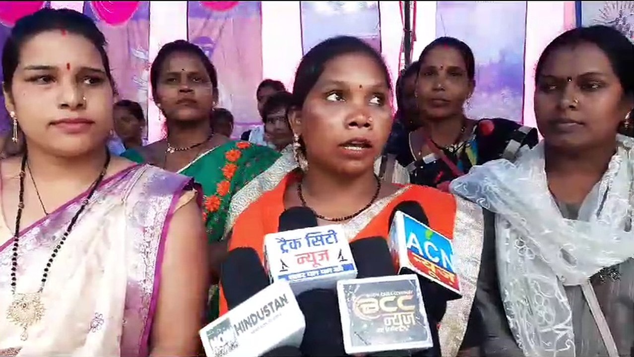 बिहान की महिलाओं ने खोला मोर्चा, अनिश्चितकालीन हड़ताल पर