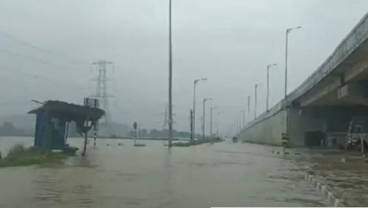 मिर्ज़ापुर: जलनिकासी के दावों की बरसात ने खोली पोल, जलभराव के बाद सड़कें बनी तालाब
