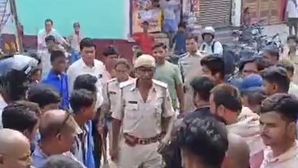 BREAKING: बाइक चोरी करते चोर को नंगे हाथ ग्रामीणों ने पकड़ा, देखें LIVE