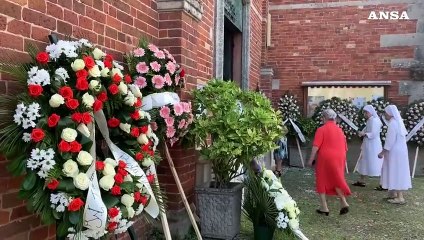 Palloncini rosa e "Cenere" di Lazza per l'addio a Sofia