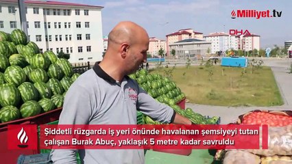 Şiddetli rüzgarla havalanan şemsiye ile böyle uçtu