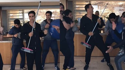 Friendship Day 2023 : Akshay Kumar Friends के साथ Masti Video Viral, हाथ में झाड़ू लेकर... | Boldsky
