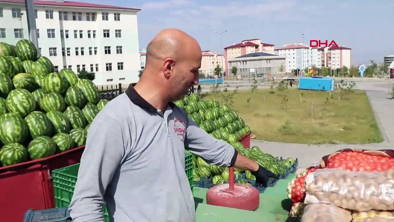 Essayant de refermer le parapluie qui s'est envolé dans le vent, l'ouvrier primeur s'est envolé vers le terre-plein, à 5 mètres de là.