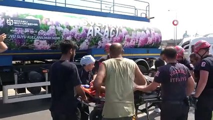 Un minibus heurte une citerne d'eau： Le conducteur qui était coincé a été coupé de la portière du véhicule