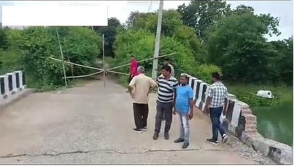 लखीसराय: गरखै नदी पर बना पुल अचानक हुआ क्षतिग्रस्त, आवागमन पूरी तरह वाधित