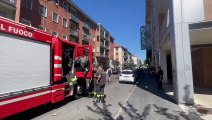 Incendio in Via Meucci, monopattino elettrico prende fuoco: distrutte dalle fiamme anche due auto