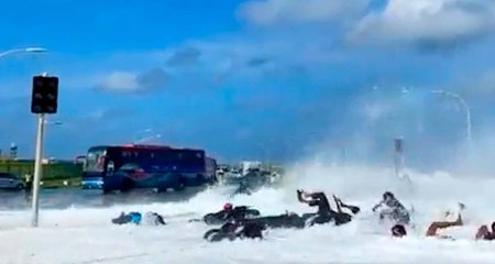 La vidéo montre le moment où une énorme vague emporte des motos et des baigneurs aux Maldives