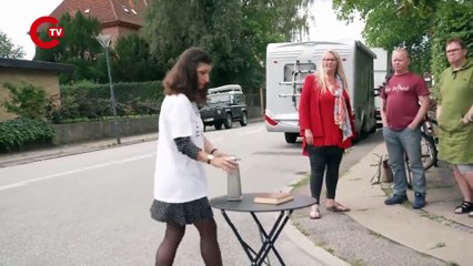 Danimarka'ya yerleşen Firoozeh Bazrafkan, Kopenhag'daki İran büyükelçiliği önünde rendeyle Kuran parçaladı