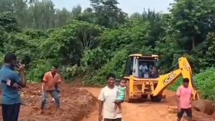 మన్యం జిల్లా: చేయిచేయి కలిపారు.. రహదారి నిర్మించుకున్నారు..!