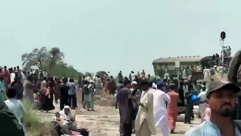 train accident : கோர ரயில் விபத்து.. பாகிஸ்தானில் ரயில் தடம் புரண்டு விபத்து - 30 பேர் பலியான சம்பவம் 