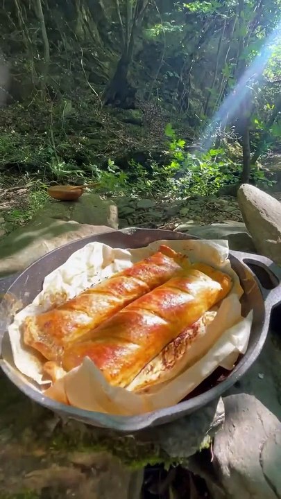 Bitter Çikolatalı Muzlu, Dağ Çilekli Çıtır Milföy _ crispy puff pastry with dark chocolate