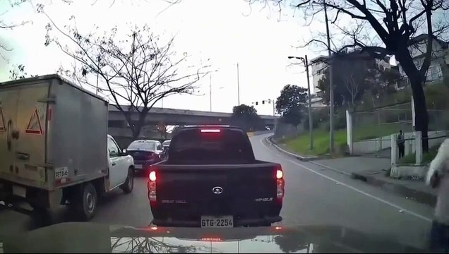 Ils évitent de justesse un carjacking... moment terrifiant qui termine bien