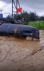 Çin sel felaketi! Denizaltı karaya vurdu!