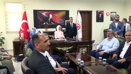 Скачать видео: Bakan Göktaş, Köyünde Vatandaşların Sevgisiyle Karşılandı