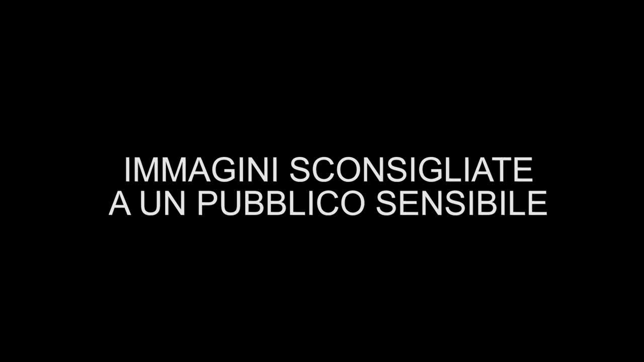 In un video un uomo precipita da ex hotel dove viveva Kata
