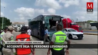 Choque entre autobús y tráiler deja a quince personas lesionadas en Veracruz