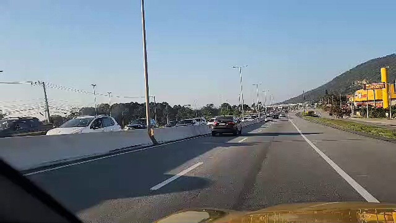 Acidente com cinco veículos trava Norte de Florianópolis com fila gigantesca