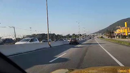 Acidente com cinco veículos trava Norte de Florianópolis com fila gigantesca