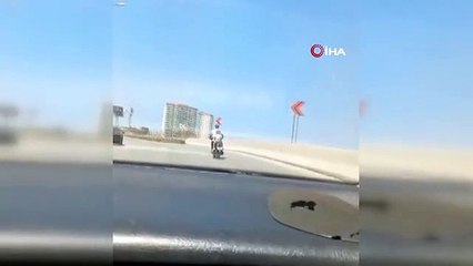 Minik kızın motosikletteki tehlikeli yolcuğu kamerada