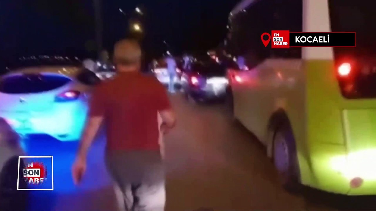 Kocaeli'de hastane yolunu trafiğe kapatıp asker eğlencesi yapan gençlere tepki